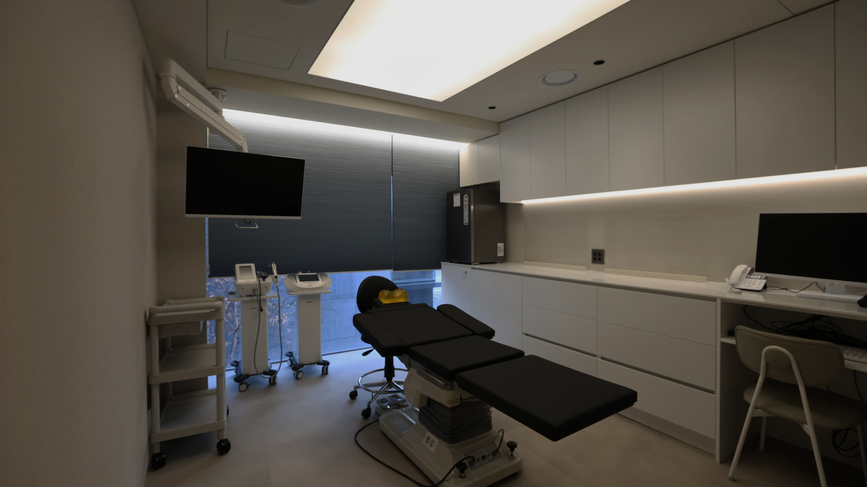 01 · TREATMENT ROOM